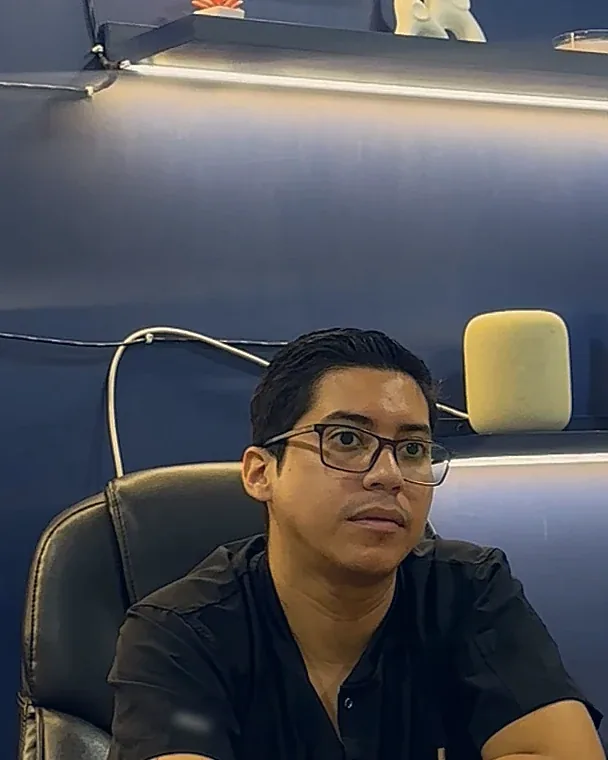 El doctor escucha atentamente durante una consulta.