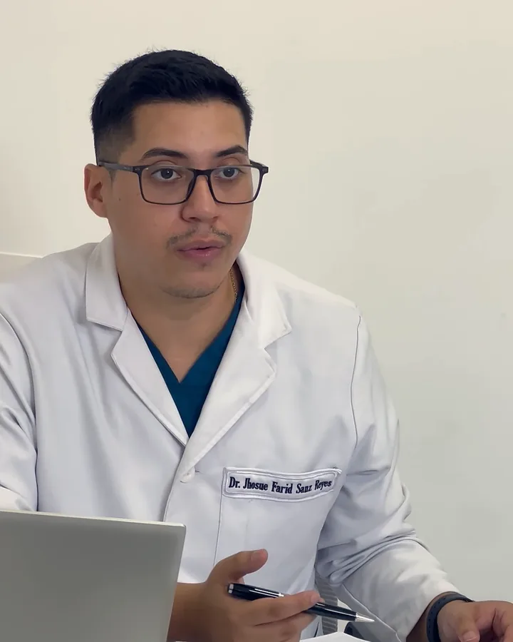 Retrato del Dr. Farid Sanz, médico general, con bata blanca en su consultorio.