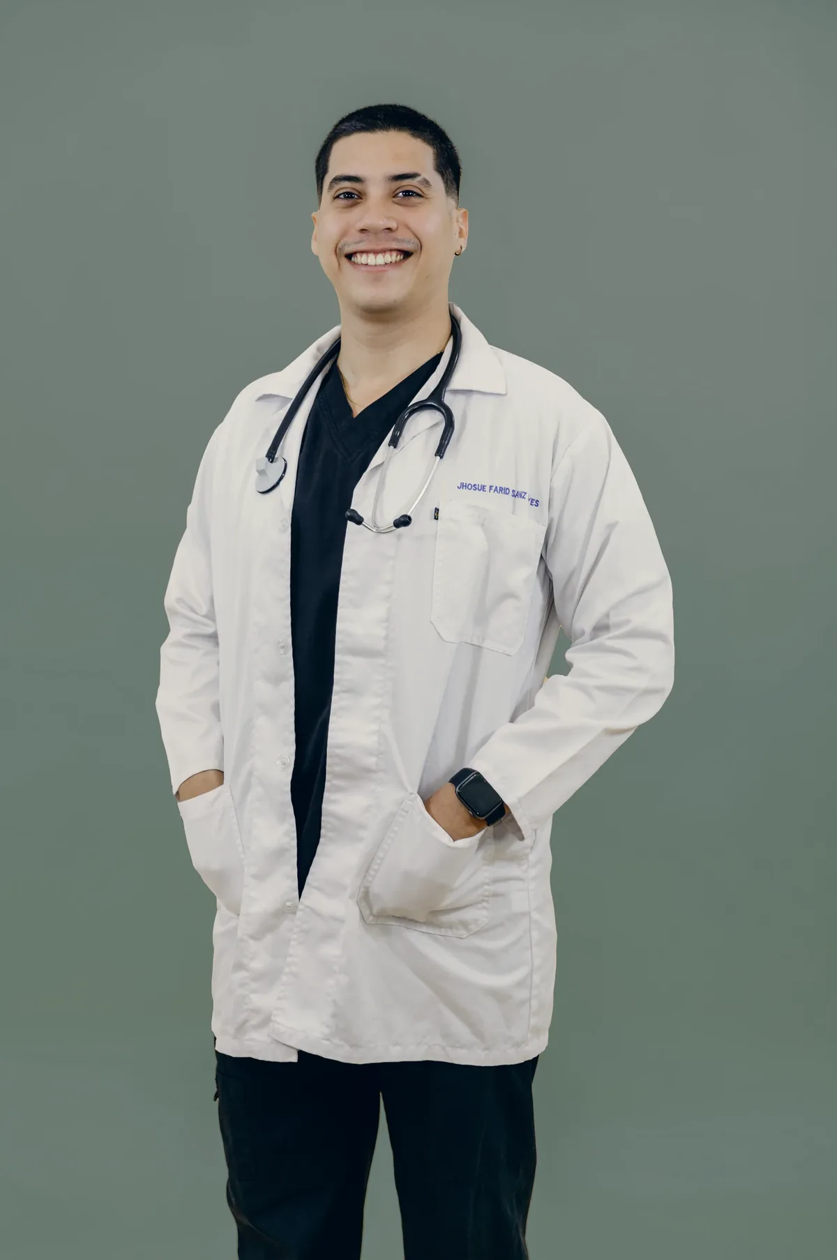 Retrato del Dr. Farid Sanz, médico general, con bata blanca y estetoscopio.