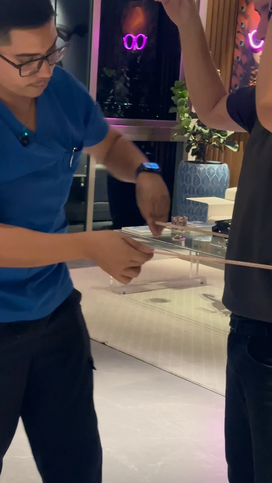 El doctor mide el perímetro de cintura de un paciente con cinta métrica.