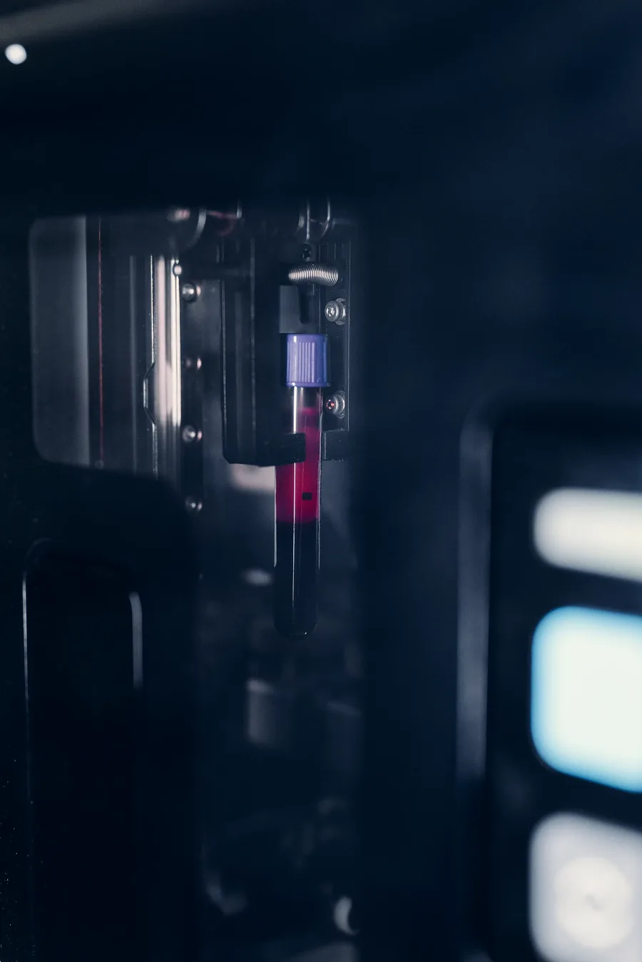 Muestra de sangre en un analizador de laboratorio.